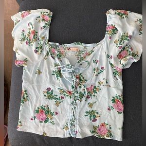 NWT Lace Up Crop Tiny Top. Flutter type sleeves. Smocked back. Blue floral. L